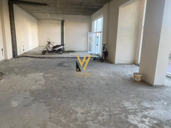 Tirane, jepet me qera dyqan Kati 0, 140 m² 2.200 € (ISH FUSHA E AVIACIONIT)