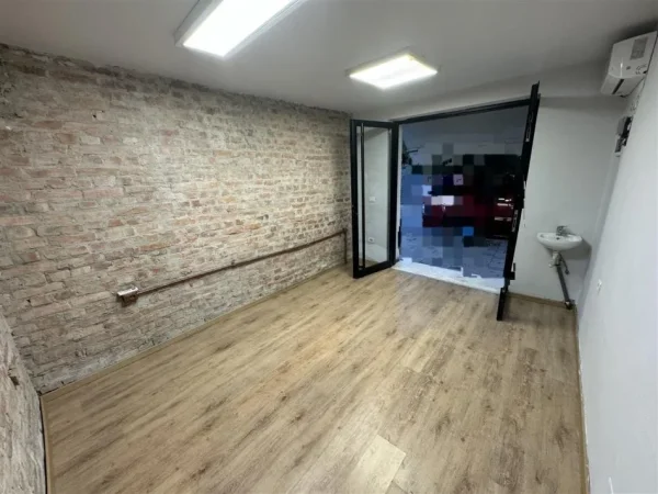 Tirane, jepet me qera zyre Kati 1, 20 m² 400 € (qytet studenti)