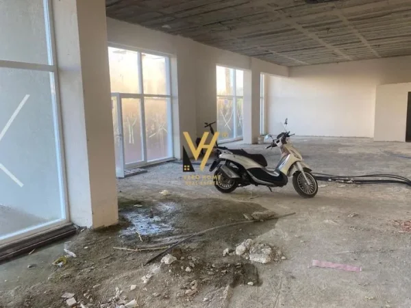 Shqiperi, jepet me qera dyqan Kati 0, 116 m² 1.700 € (ISH FUSHA AVIACIONIT)