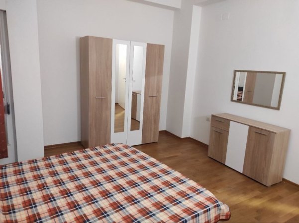 Tirane, jepet me qera apartament 3+1 Kati 2, 130 m² 650 € (Liqeni i Thate)