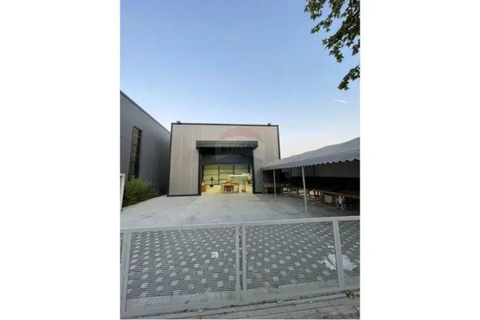 Tirane, jepet me qera magazine Kati 0, 380 m² 1.200 € (JEPET KAPANO PER QIRA NE KAMEZ)