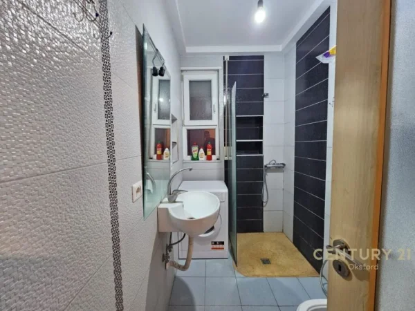Tirane, jepet me qera apartament 2+1 Kati 5, 104 m² 400 € 