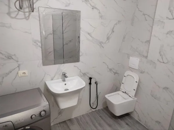 Tirane, jepet me qera apartament 3+1 Kati 2, 128 m² 650 € (Liqeni i Thate)