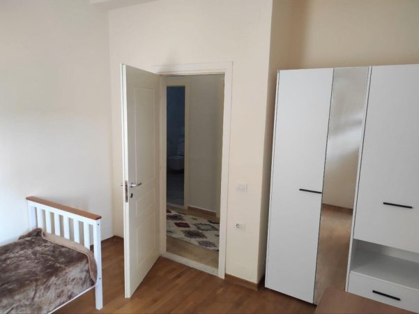 Tirane, jepet me qera apartament 3+1 Kati 2, 128 m² 650 € (Liqeni i Thate)