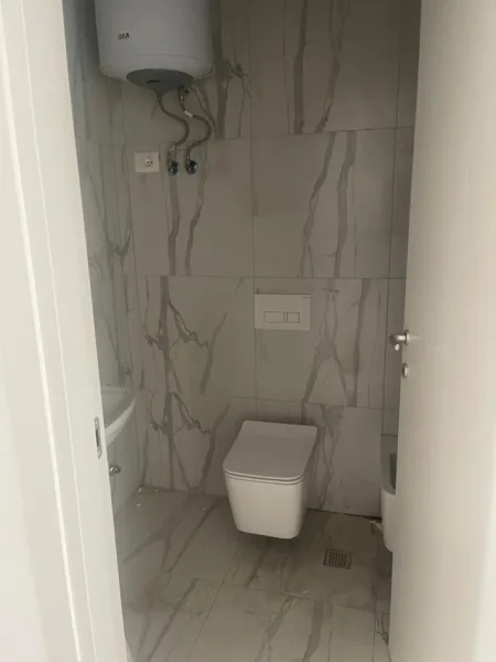 Tirane, jepet me qera apartament 3+1 Kati 4, 148 m² 500 € (Kompleksi Orbital)