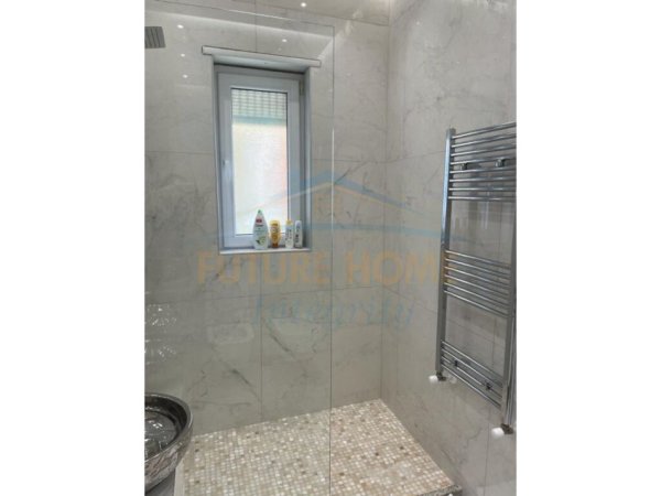 Tirane, jepet me qera apartament 1+1+Ballkon Kati 8, 80 m² 1000 € (Shallvaret)