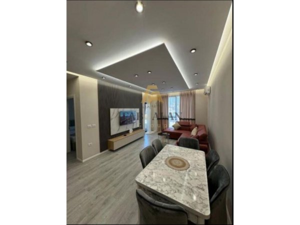 Tirane, jepet me qera apartament 2+1 , 700 € (Porcelan)