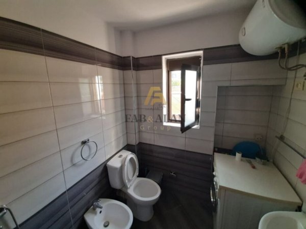 Tirane, jepet me qera apartament 2+1 , 700 € (Porcelan)
