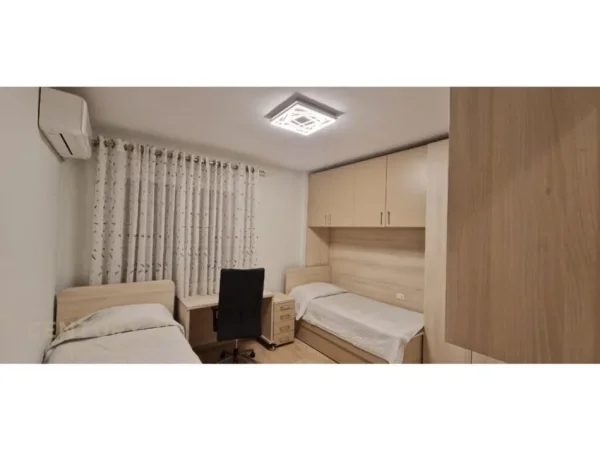 Tirane, jepet me qera apartament 2+1 Kati 7, 134 m² 800 € (ministria e jashtme)