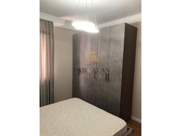 Tirane, jepet me qera apartament 2+1 , 800 € (Ish Parku)