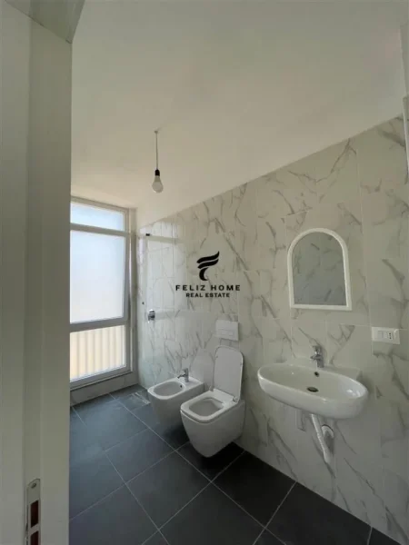 Tirane, jepet me qera apartament 2+1+Ballkon Kati 3, 100 m² 600 € (TREGU ELEKTRIK)