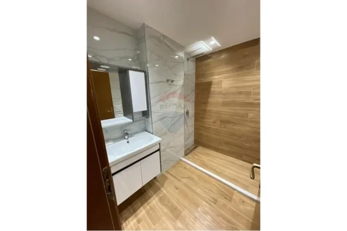 Tirane, jepet me qera apartament 2+1 Kati 7, 110 m² 700 € (Rruga Muhamet Gjollesha)