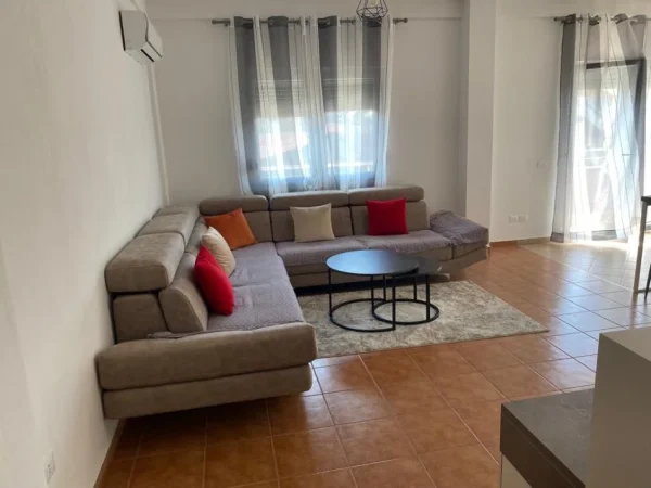 Tirane, jepet me qera apartament 3+1 Kati 3, 140 m² 700 € (Qytet Studenti)