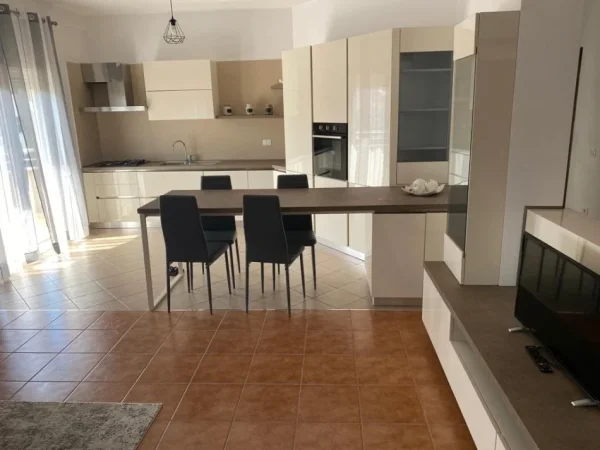 Tirane, jepet me qera apartament 3+1 Kati 3, 140 m² 700 € (Qytet Studenti)
