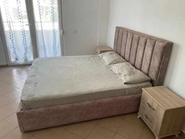 Tirane, jepet me qera apartament 3+1 Kati 3, 140 m² 700 € (Qytet Studenti)