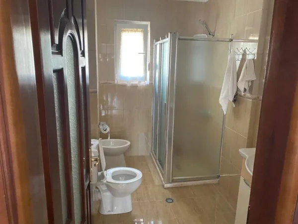 Tirane, jepet me qera apartament 3+1 Kati 3, 140 m² 700 € (Qytet Studenti)