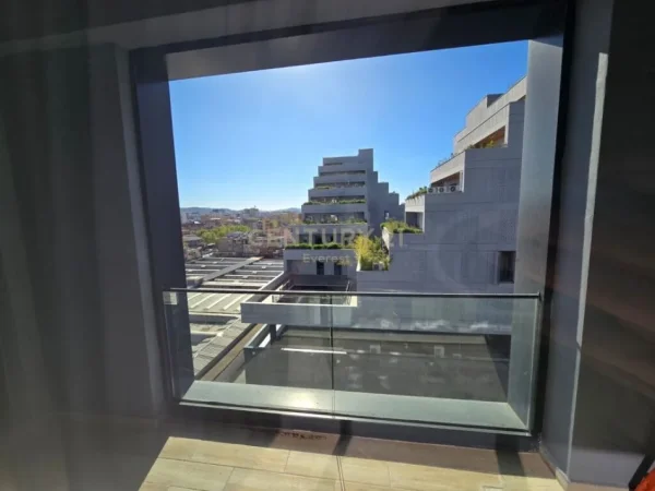 Tirane, jepet me qera apartament 2+1 Kati 8, 75 m² 500 € (Rruga 5 Maj)