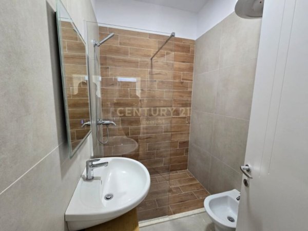 Tirane, jepet me qera apartament 2+1 Kati 8, 75 m² 500 € (Rruga 5 Maj)