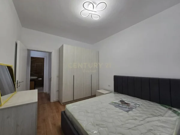 Tirane, jepet me qera apartament 2+1 Kati 8, 75 m² 500 € (Rruga 5 Maj)