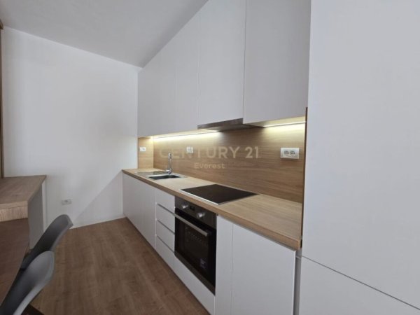 Tirane, jepet me qera apartament 2+1 Kati 8, 75 m² 500 € (Rruga 5 Maj)