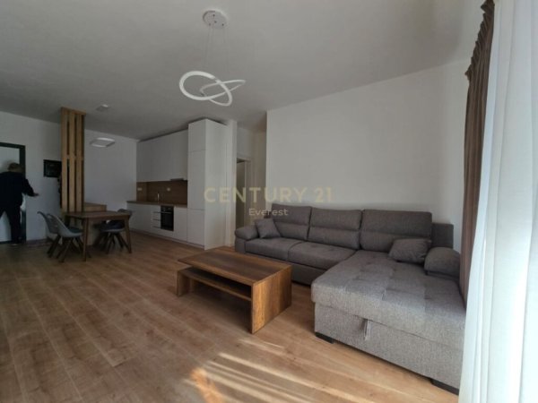 Tirane, jepet me qera apartament 2+1 Kati 8, 75 m² 500 € (Rruga 5 Maj)
