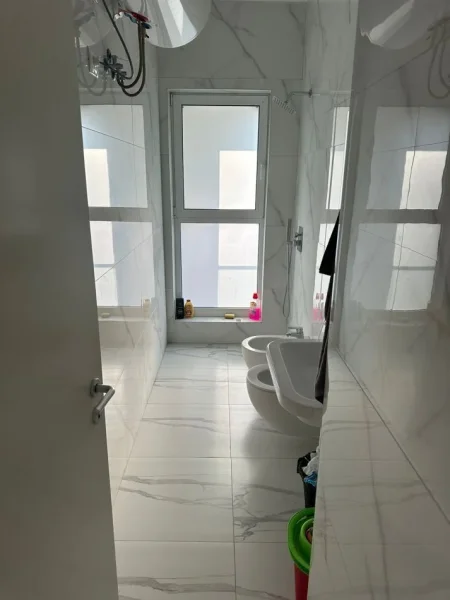 Tirane, jepet me qera apartament 2+1+Ballkon Kati 7, 94 m² 650 € (BULEVARDI I RI)