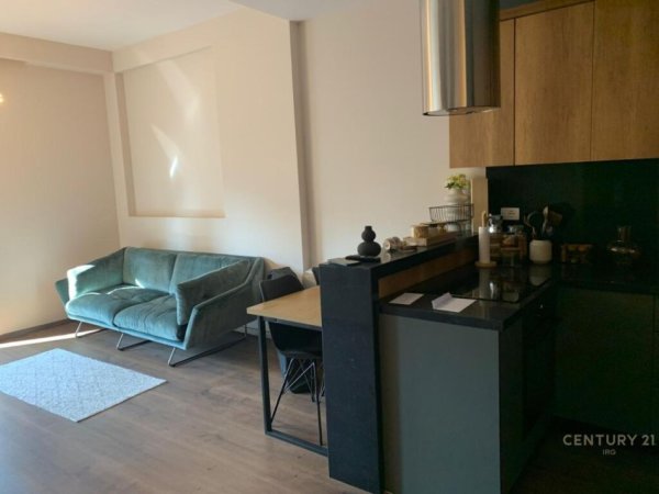 Tirane, jepet me qera apartament 2+1 Kati 4, 101 m² 900 € (prane gjimnazit sami frasheri)