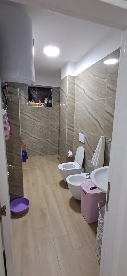 Tirane, jepet me qera apartament 2+1+Ballkon , 100 m² 600 € (ASTIR, PALLATI EGLO)