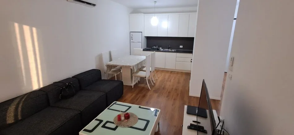 Tirane, jepet me qera apartament 2+1+Ballkon , 100 m² 600 € (ASTIR, PALLATI EGLO)