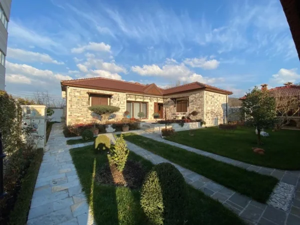Tirane, shitet Vile 2+1 Kati 1, 250 m² 205.000 € (Peze Helmes)
