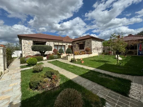 Tirane, shitet Vile 2+1 Kati 1, 250 m² 205.000 € (Peze Helmes)