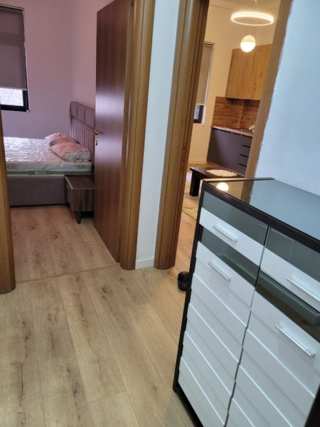 Tirane, jepet me qera apartament 1+1+Ballkon Kati 2, 55 m² 650 € (QENDER)