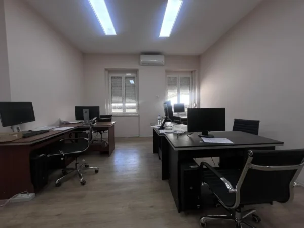 Tirane, jepet me qera zyre Kati 1, 190 m² 3.000 € (Bulevardi Gjergj Fishta- prane Fushave te Tenisit)