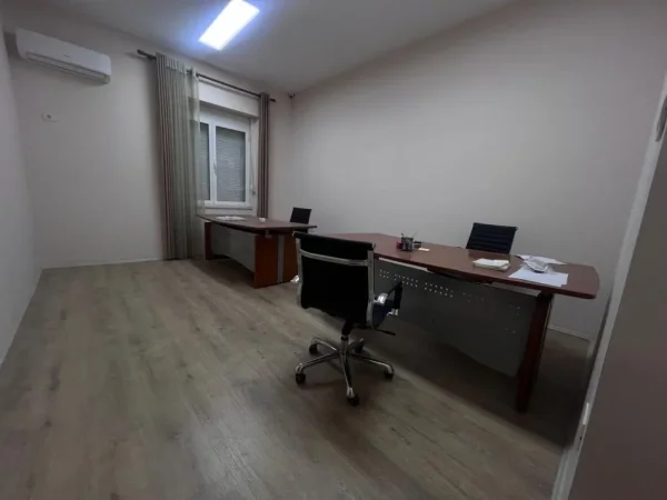 Tirane, jepet me qera zyre Kati 1, 190 m² 3.000 € (Bulevardi Gjergj Fishta- prane Fushave te Tenisit)