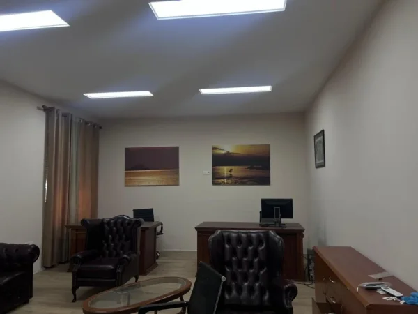 Tirane, jepet me qera zyre Kati 1, 190 m² 3.000 € (Bulevardi Gjergj Fishta- prane Fushave te Tenisit)