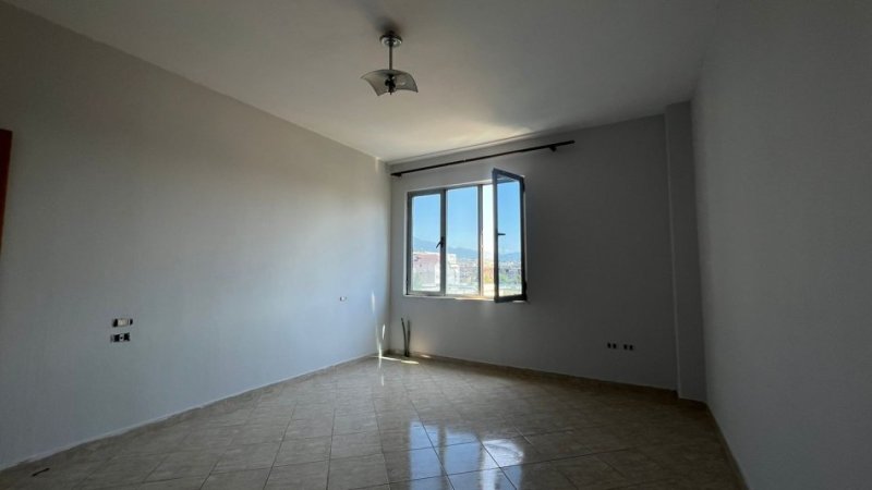 Tirane, jepet me qera apartament 3+1+Ballkon Kati 4, 128 m² 450 € (Rruga Kongresi i Manastirit)