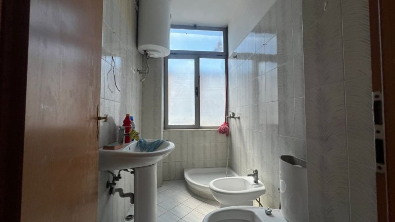 Tirane, jepet me qera apartament 3+1+Ballkon Kati 4, 128 m² 450 € (Rruga Kongresi i Manastirit)