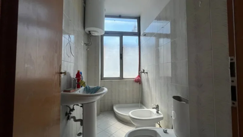 Tirane, jepet me qera apartament 3+1+Ballkon Kati 4, 128 m² 450 € (Rruga Kongresi i Manastirit)