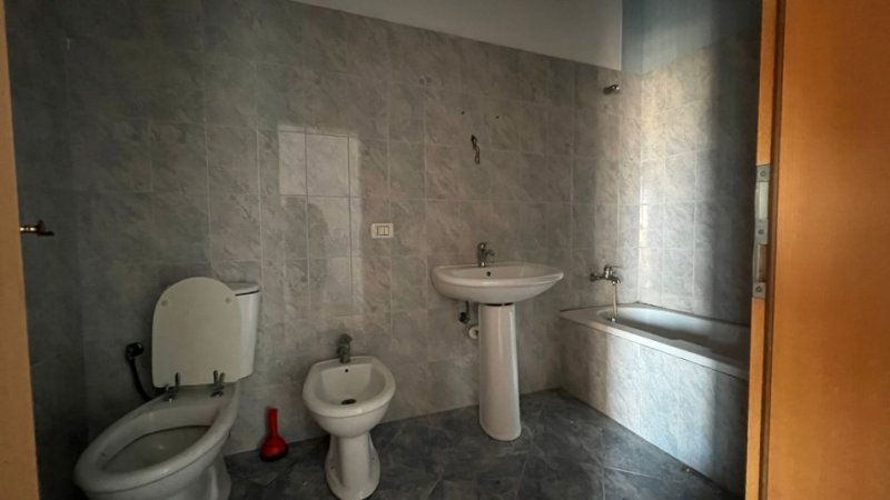 Tirane, jepet me qera apartament 3+1+Ballkon Kati 4, 128 m² 450 € (Rruga Kongresi i Manastirit)
