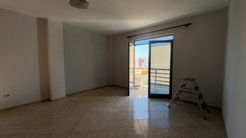 Tirane, jepet me qera apartament 3+1+Ballkon Kati 4, 128 m² 450 € (Rruga Kongresi i Manastirit)