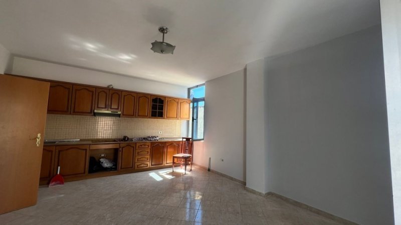 Tirane, jepet me qera apartament 3+1+Ballkon Kati 4, 128 m² 450 € (Rruga Kongresi i Manastirit)