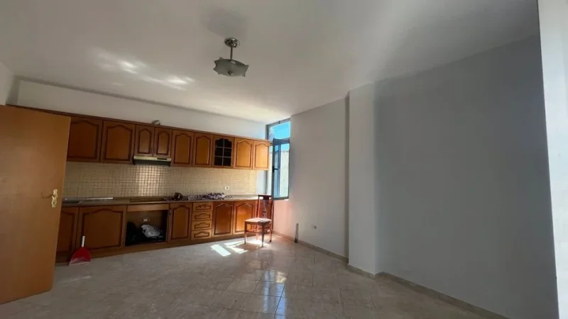 Tirane, jepet me qera apartament 3+1+Ballkon Kati 4, 128 m² 450 € (Rruga Kongresi i Manastirit)