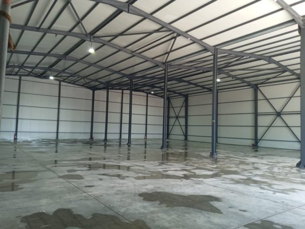 Tirane, jepet me qera magazine Kati 0, 900 m² 3.000 € (KAMEZ)