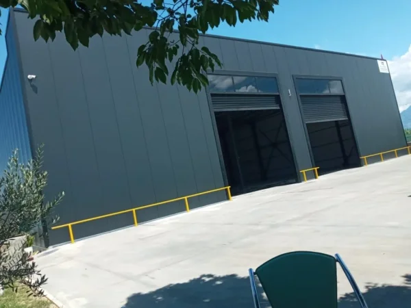 Tirane, jepet me qera magazine Kati 0, 900 m² 3.000 € (KAMEZ)