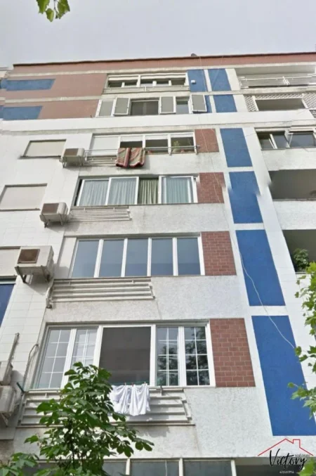 Tirane, jepet me qera dyqan Kati 0, 89 m² 800 € 