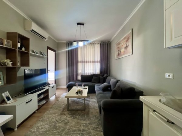 Tirane, jepet me qera apartament 2+1+Ballkon , 90 m² 400 € (Restorant Fresku)