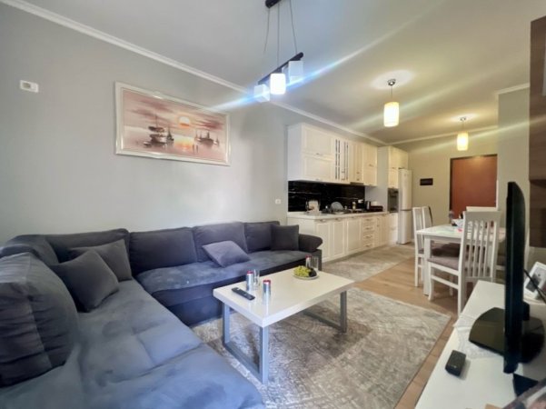 Tirane, jepet me qera apartament 2+1+Ballkon , 90 m² 400 € (Restorant Fresku)