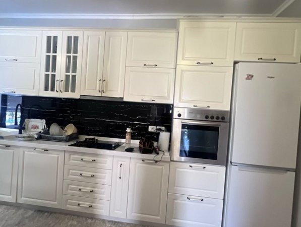 Tirane, jepet me qera apartament 2+1+Ballkon , 90 m² 400 € (Restorant Fresku)