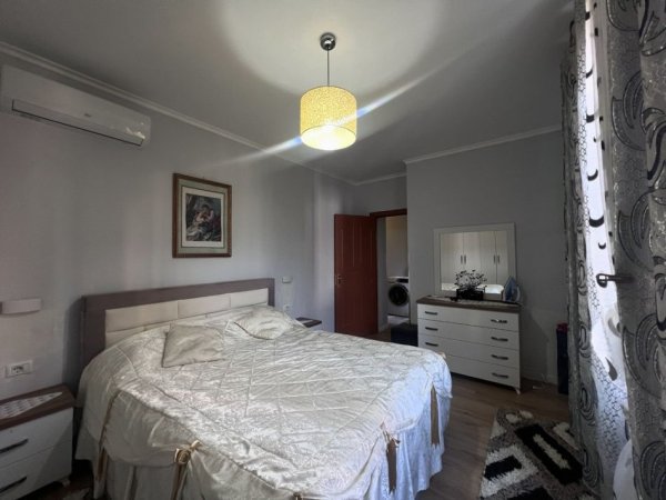 Tirane, jepet me qera apartament 2+1+Ballkon , 90 m² 400 € (Restorant Fresku)