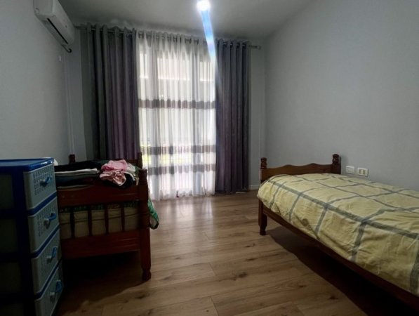 Tirane, jepet me qera apartament 2+1+Ballkon , 90 m² 400 € (Restorant Fresku)